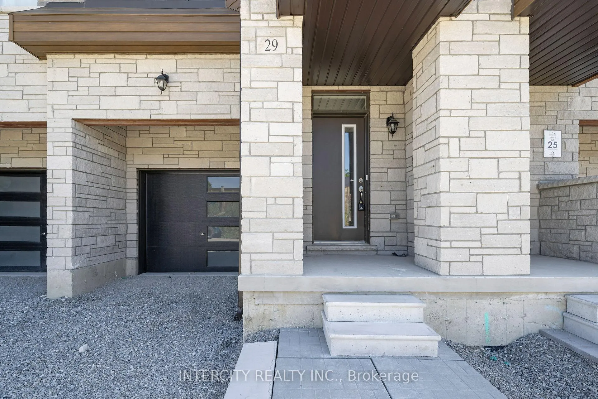 Photo 2 of 29 Drainie Street, Vaughan, Elder Mills — HOMEH