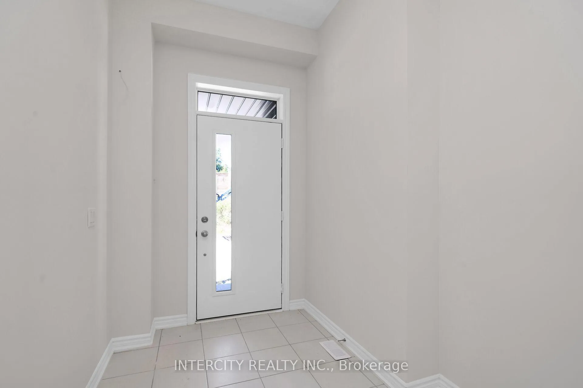 Photo 3 of 29 Drainie Street, Vaughan, Elder Mills — HOMEH