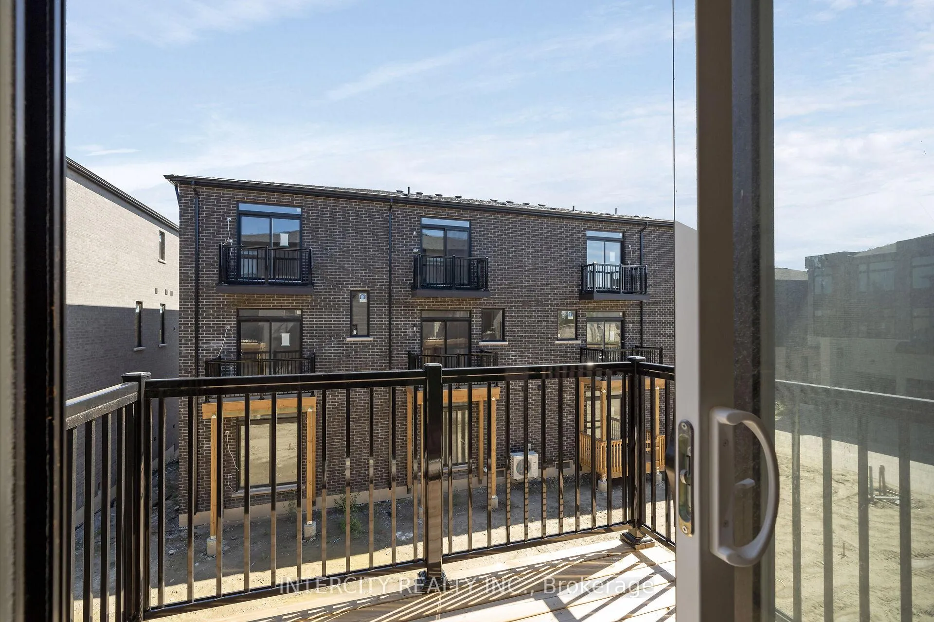 Photo 9 of 29 Drainie Street, Vaughan, Elder Mills — HOMEH
