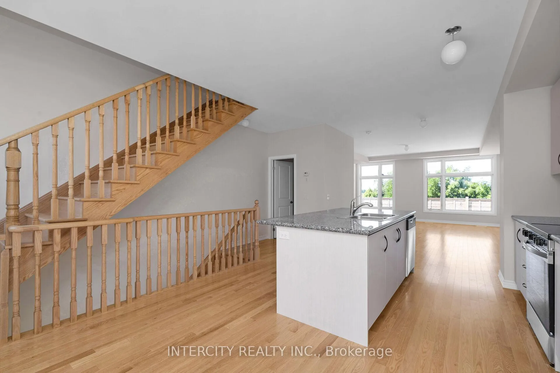 Photo 10 of 29 Drainie Street, Vaughan, Elder Mills — HOMEH