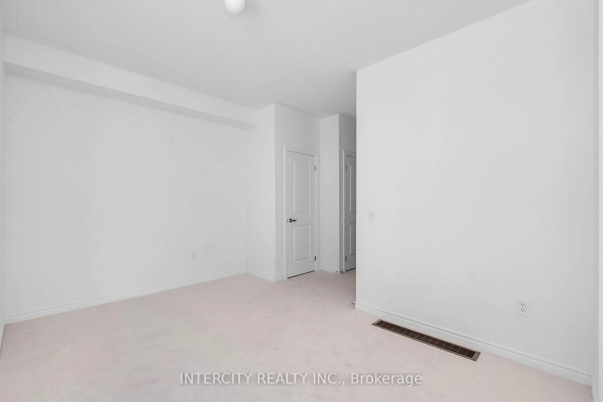 Photo 6 of 8 Radisson Street, Vaughan, Elder Mills — HOMEH