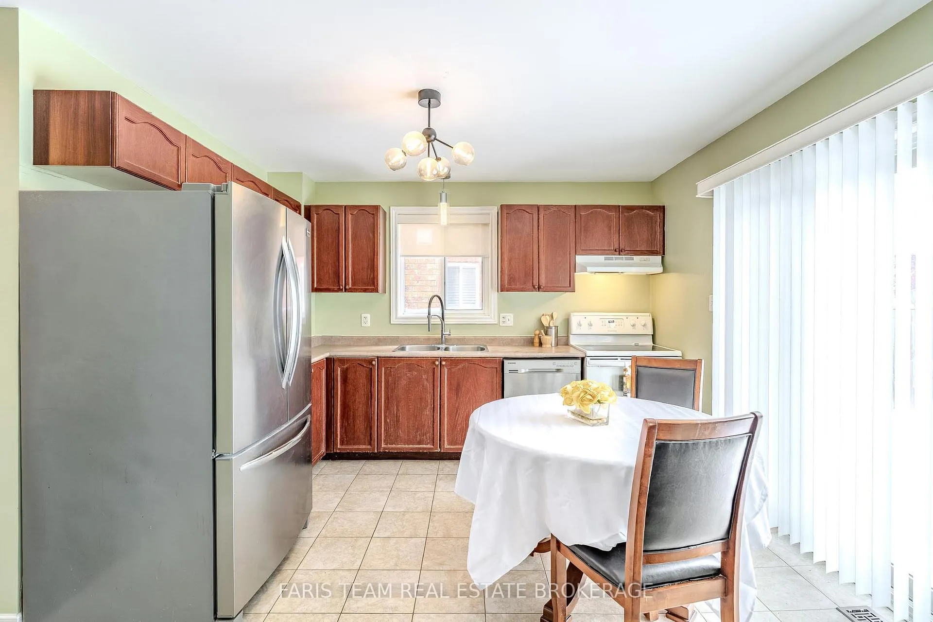 Photo 4 of 30 Coronation Parkway, Barrie, Innis-Shore — HOMEH