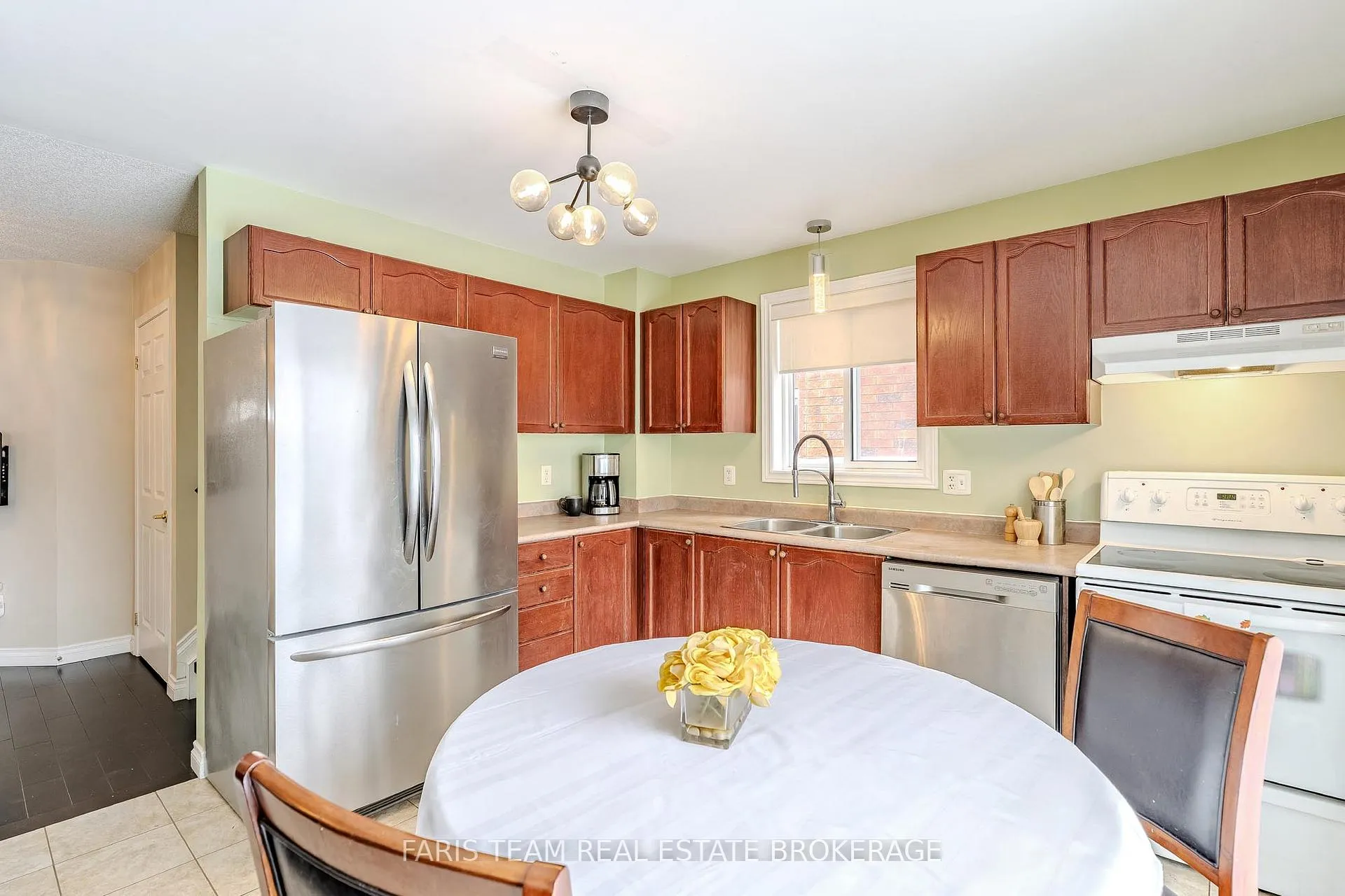 Photo 5 of 30 Coronation Parkway, Barrie, Innis-Shore — HOMEH