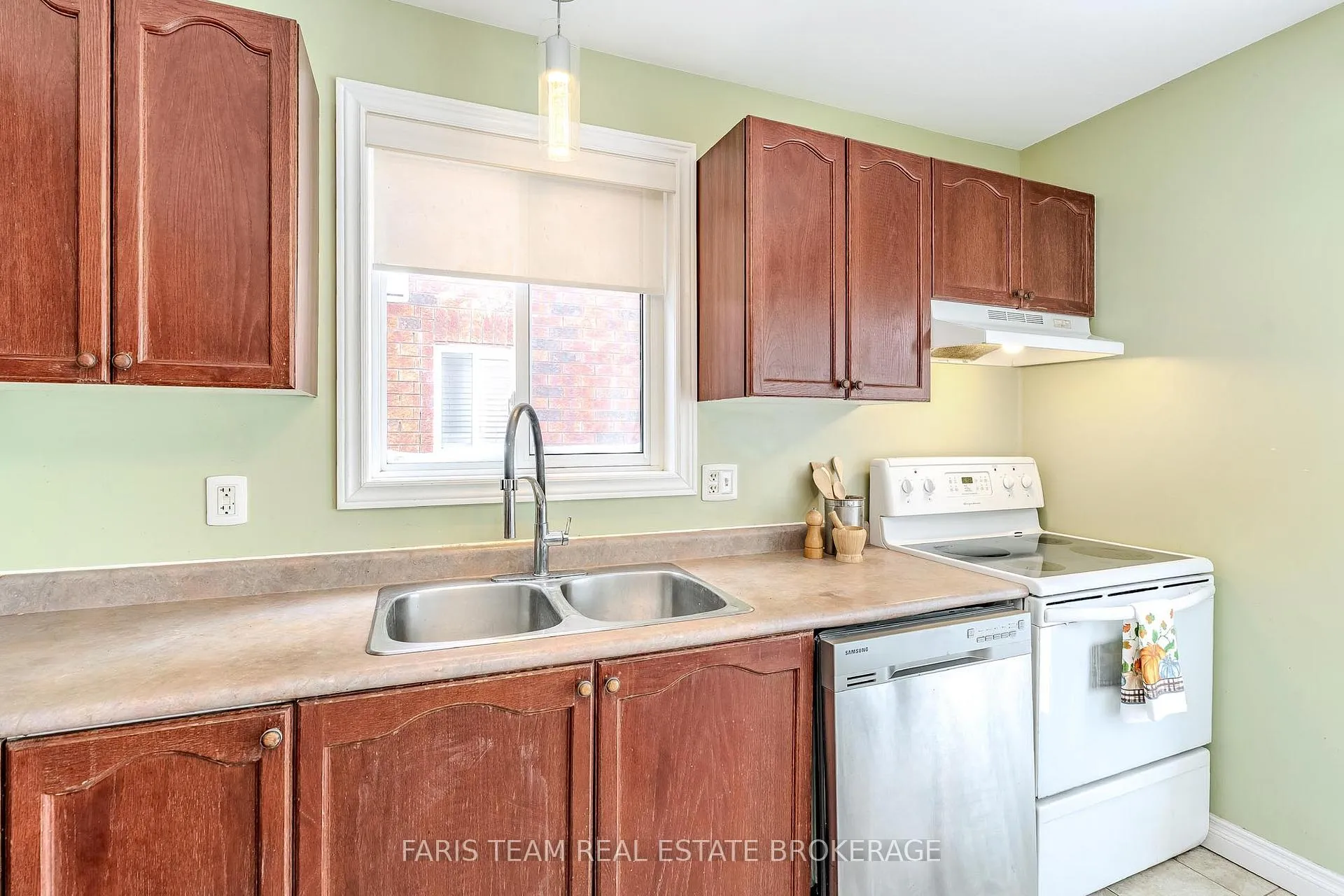 Photo 6 of 30 Coronation Parkway, Barrie, Innis-Shore — HOMEH