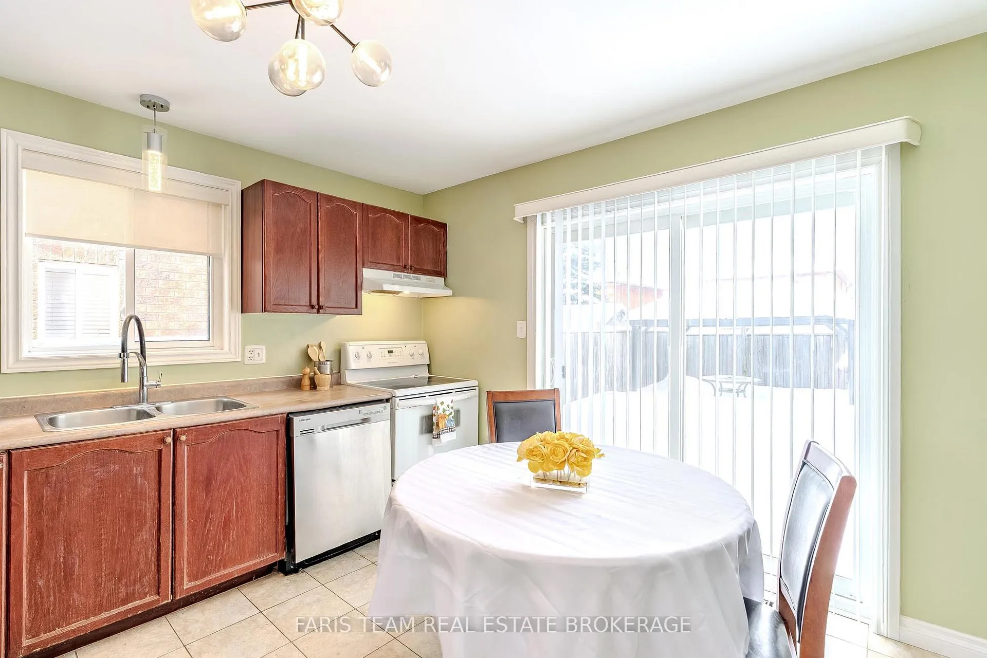 Photo 7 of 30 Coronation Parkway, Barrie, Innis-Shore — HOMEH
