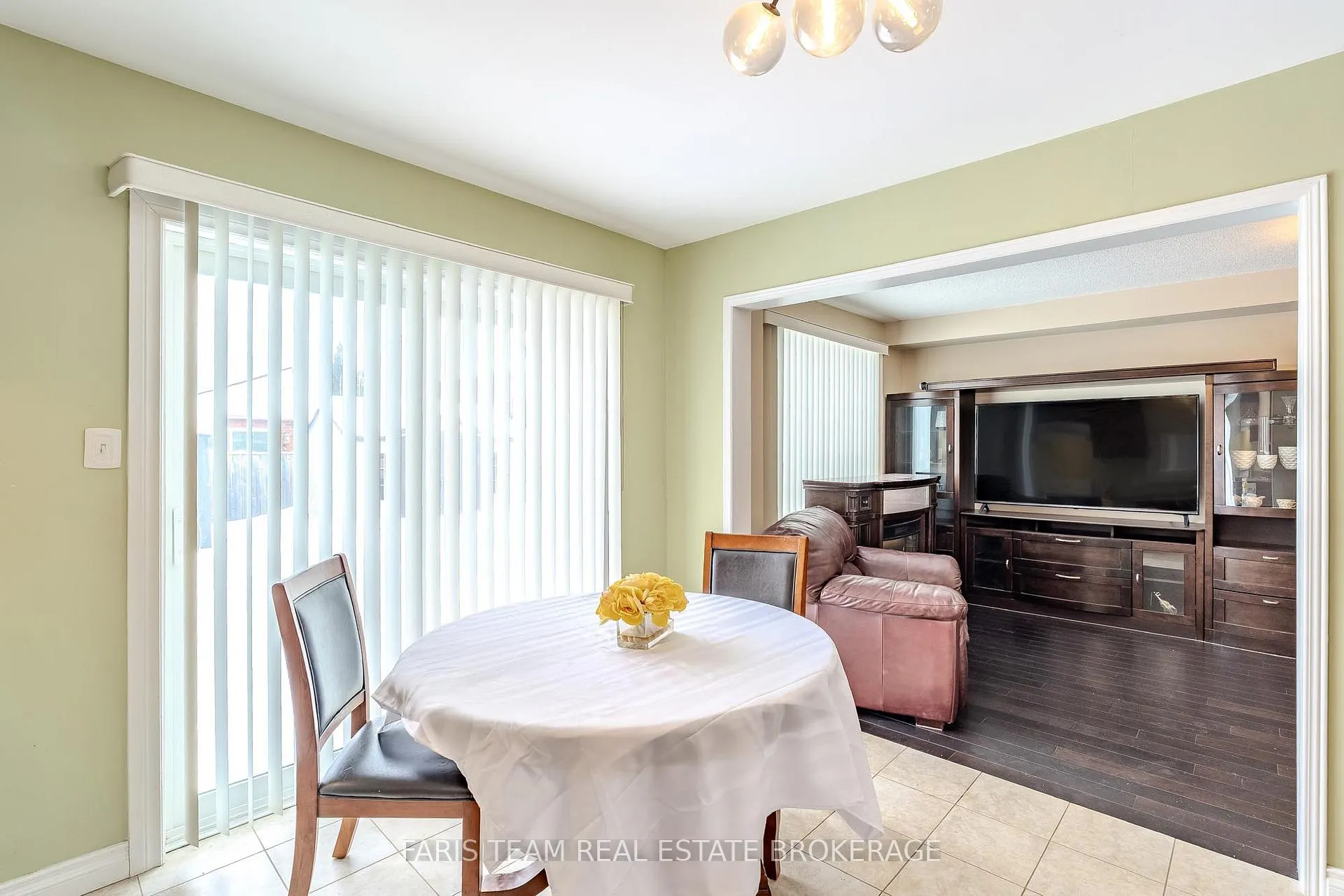 Photo 8 of 30 Coronation Parkway, Barrie, Innis-Shore — HOMEH