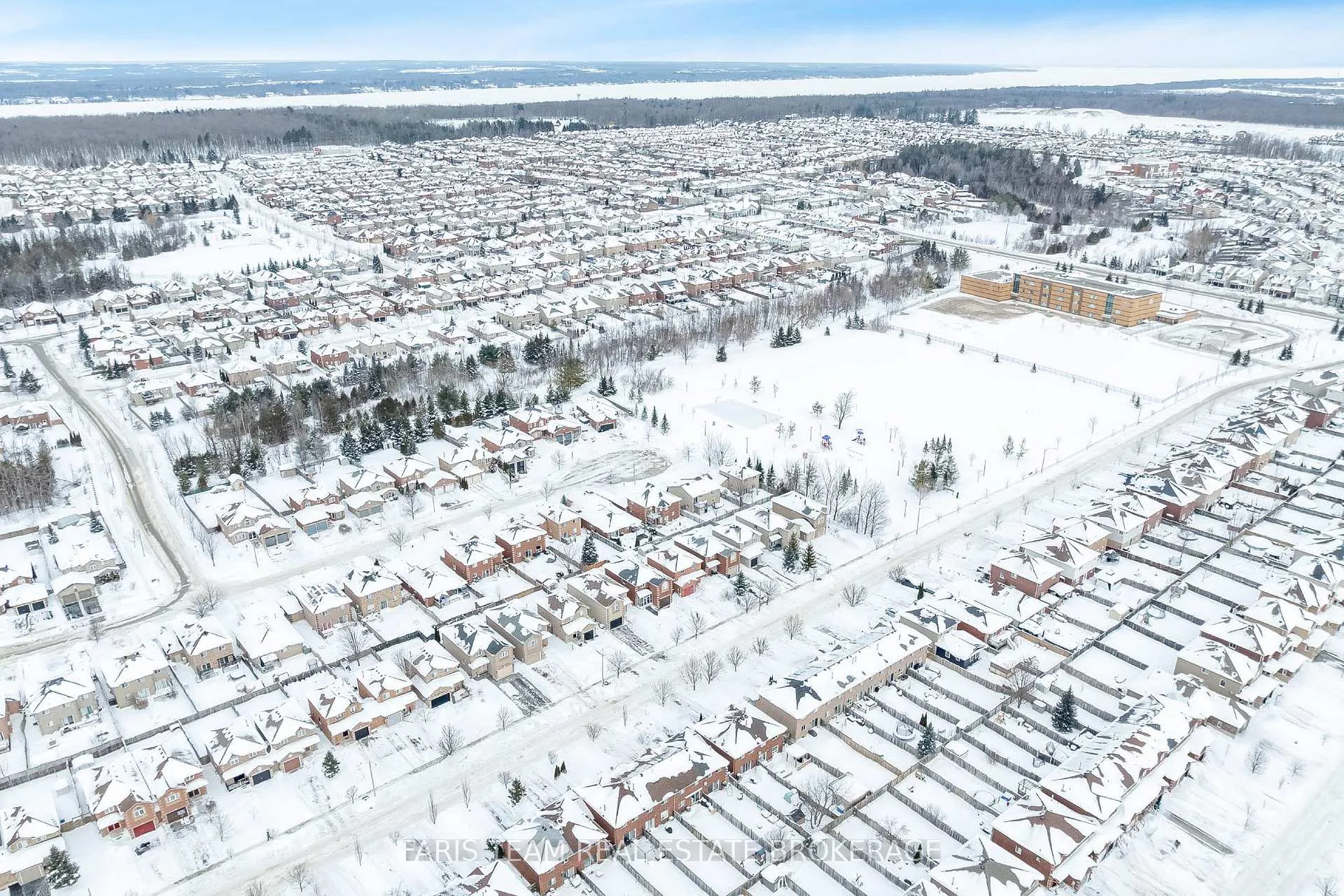 Photo 21 of 30 Coronation Parkway, Barrie, Innis-Shore — HOMEH