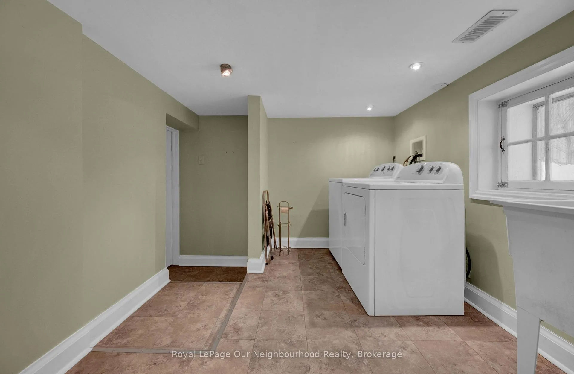Photo 27 of 100 Buckingham Avenue, Oshawa, O'Neill — HOMEH