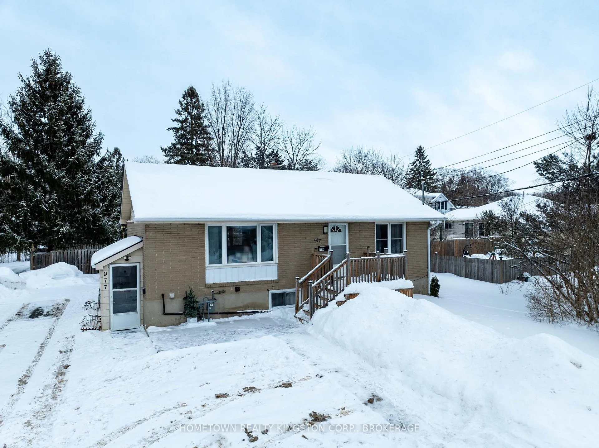 Photo 2 of 977 Portsmouth Avenue, Kingston, West of Sir John A. Blvd — HOMEH