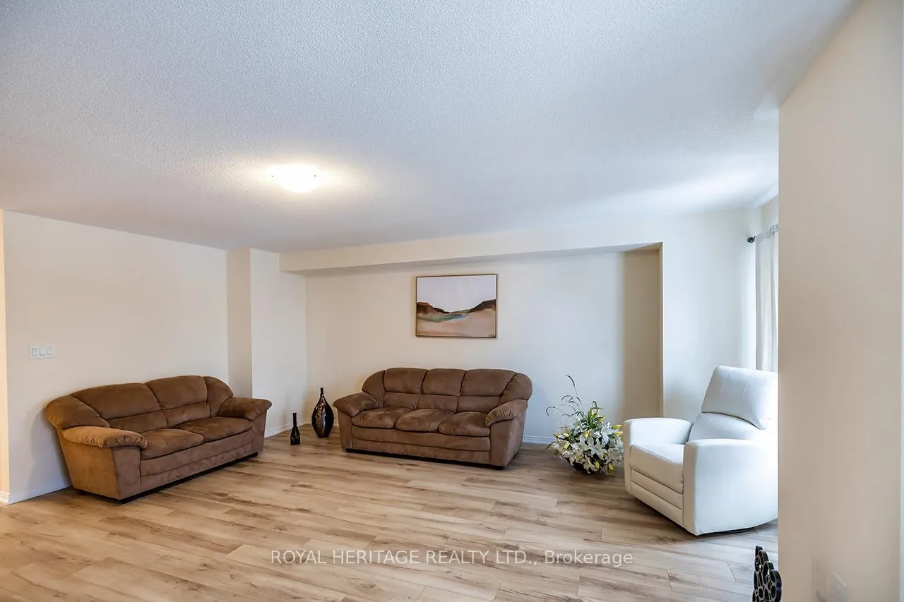 Photo 7 of 5 Loana Lane, Clarington, Bowmanville — HOMEH