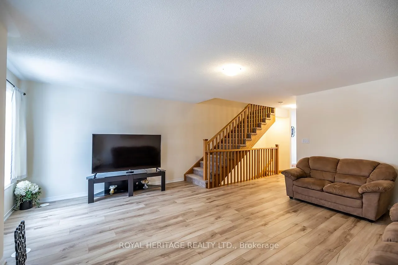 Photo 8 of 5 Loana Lane, Clarington, Bowmanville — HOMEH