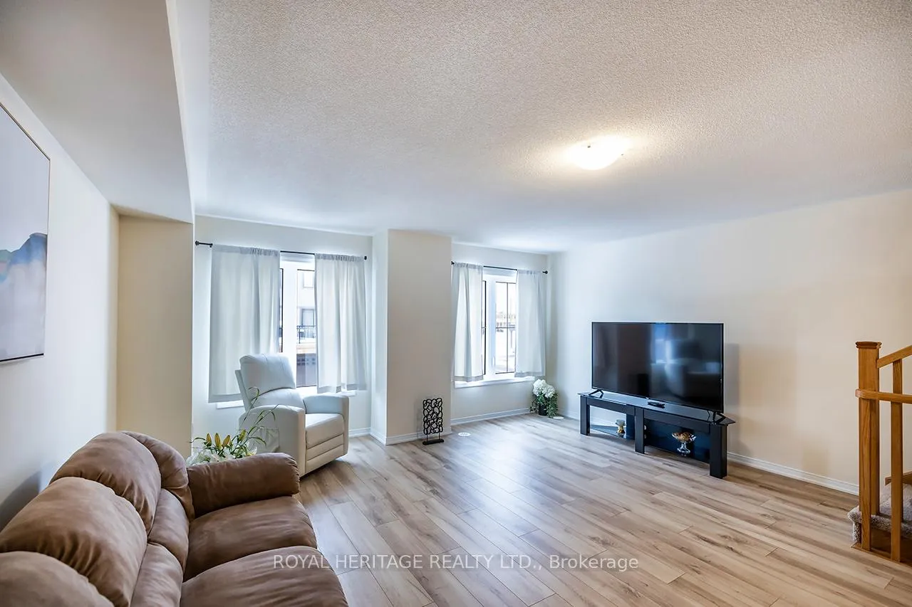Photo 10 of 5 Loana Lane, Clarington, Bowmanville — HOMEH