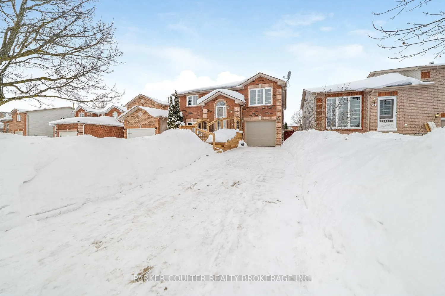 Photo 2 of 50 Wessenger Drive, Barrie, Holly — HOMEH