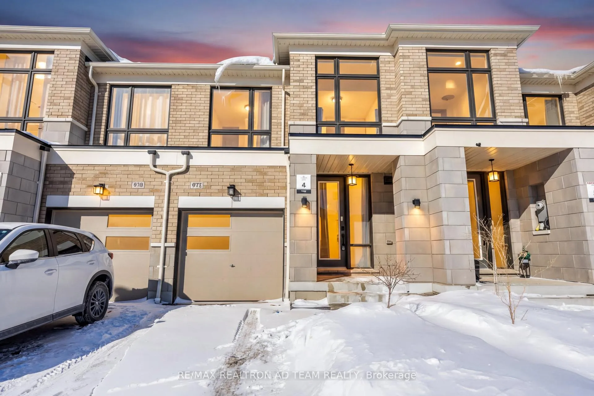 Photo 2 of 972 Crowsnest Hollow Avenue, Pickering, Rural Pickering — HOMEH