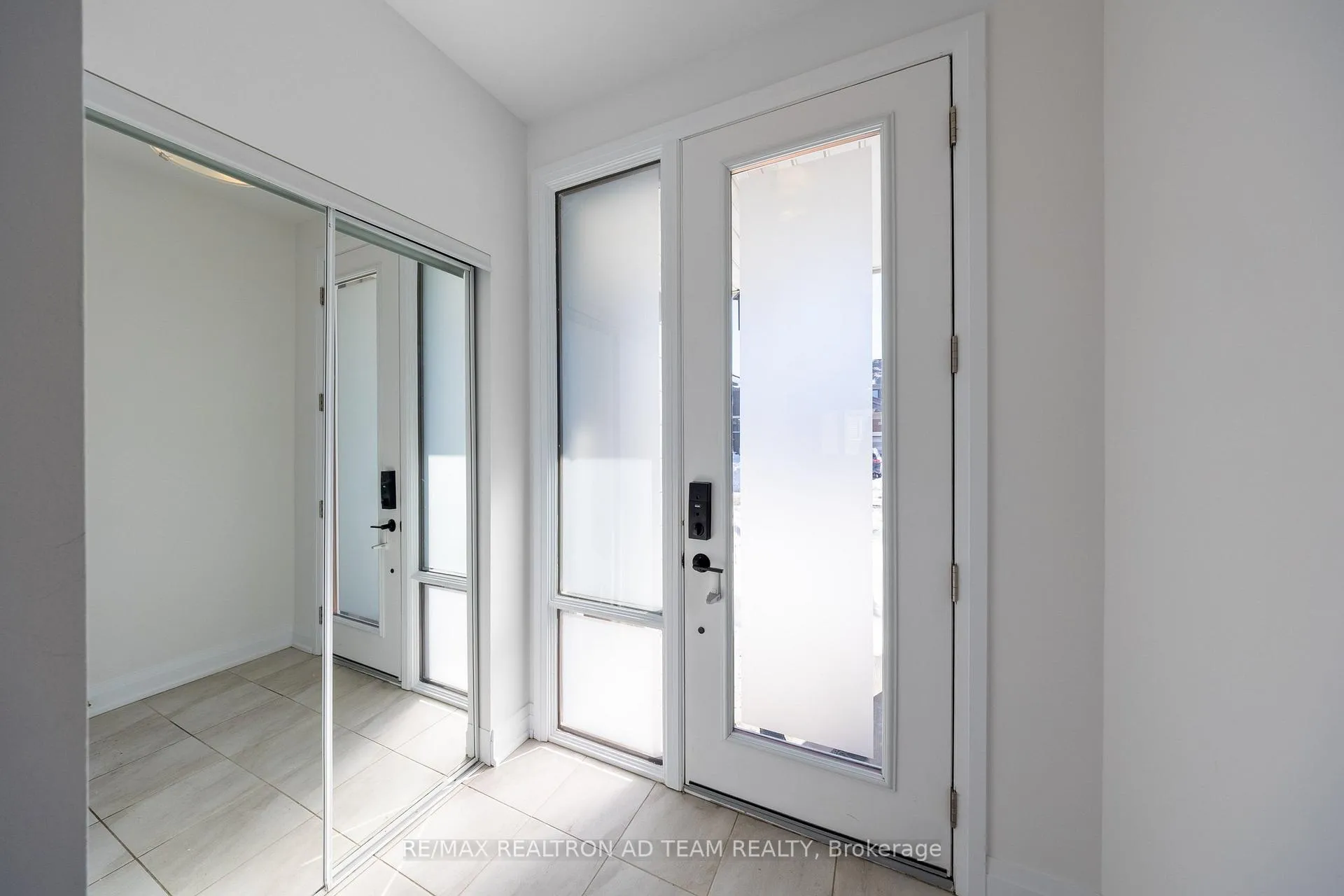 Photo 3 of 972 Crowsnest Hollow Avenue, Pickering, Rural Pickering — HOMEH