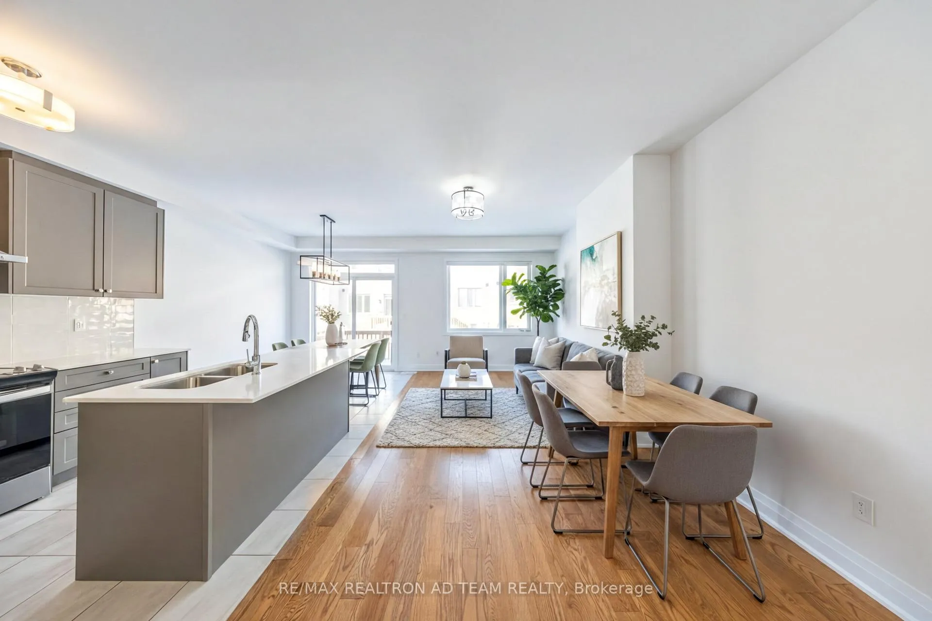 Photo 5 of 972 Crowsnest Hollow Avenue, Pickering, Rural Pickering — HOMEH