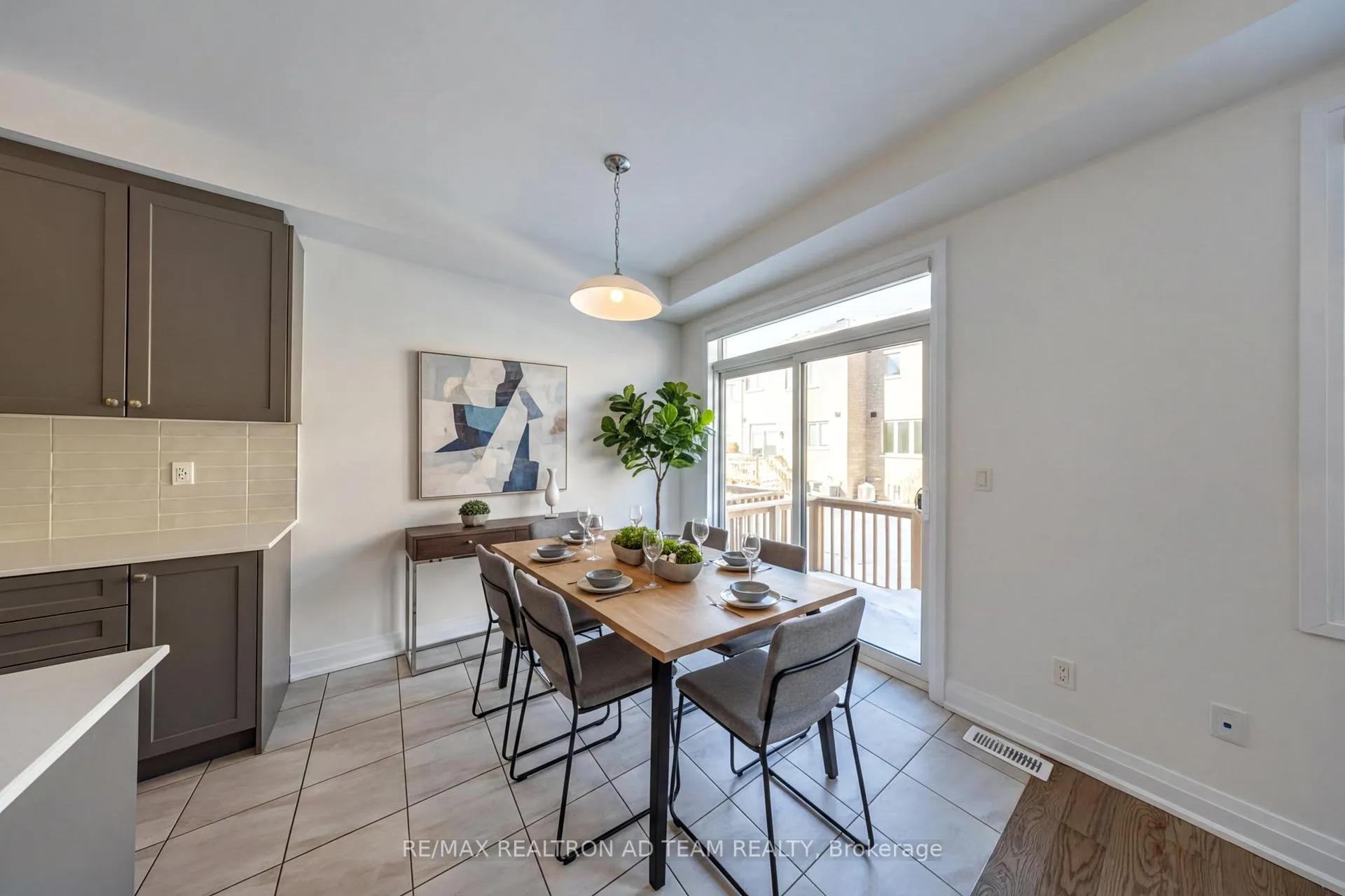 Photo 6 of 972 Crowsnest Hollow Avenue, Pickering, Rural Pickering — HOMEH