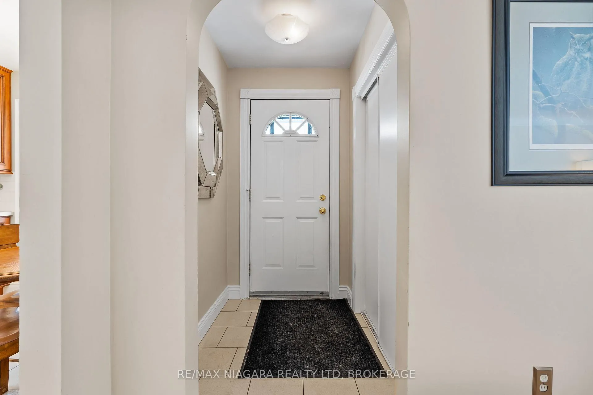 Photo 3 of 44 Albany Drive, St. Catharines, Lakeport — HOMEH