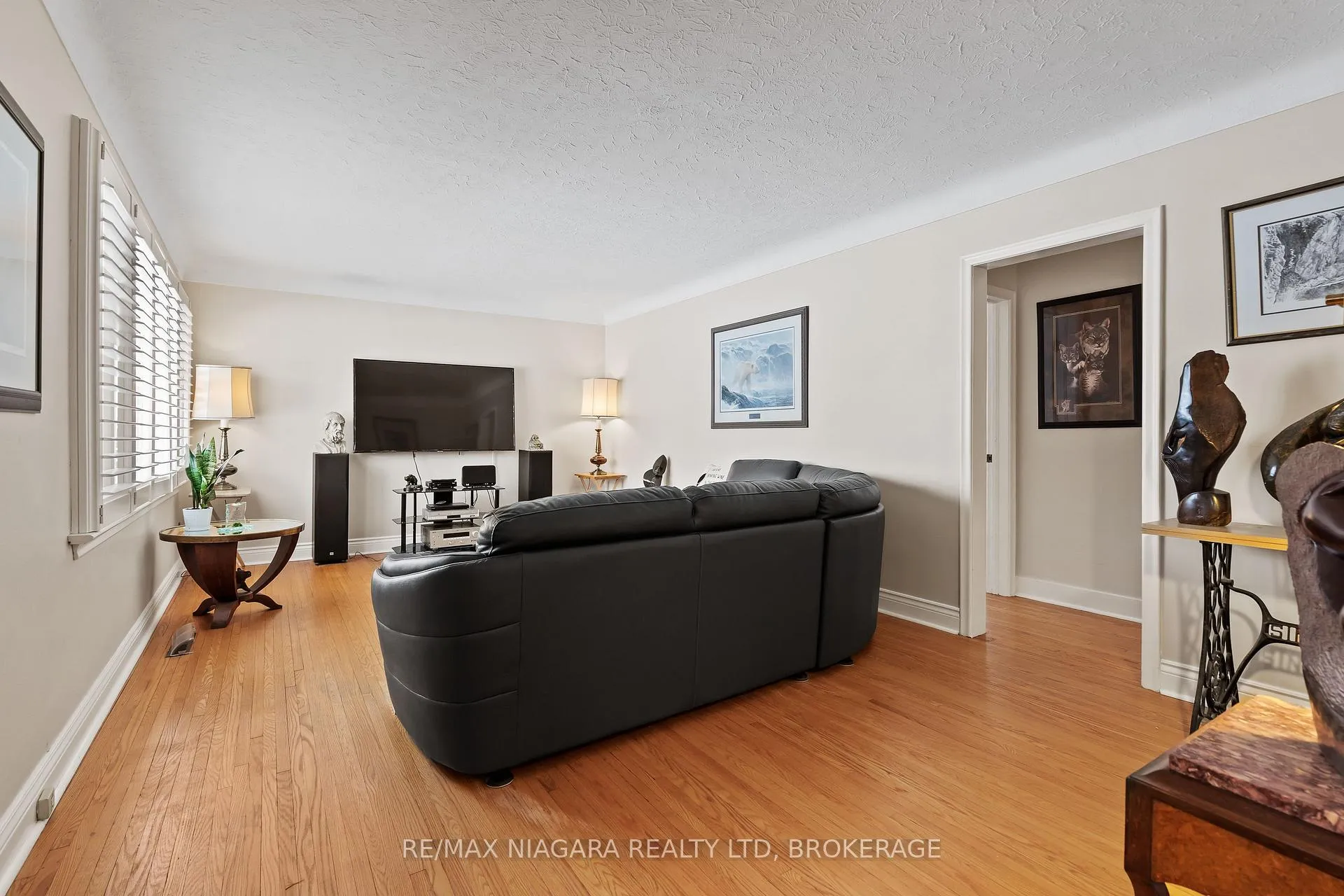 Photo 4 of 44 Albany Drive, St. Catharines, Lakeport — HOMEH
