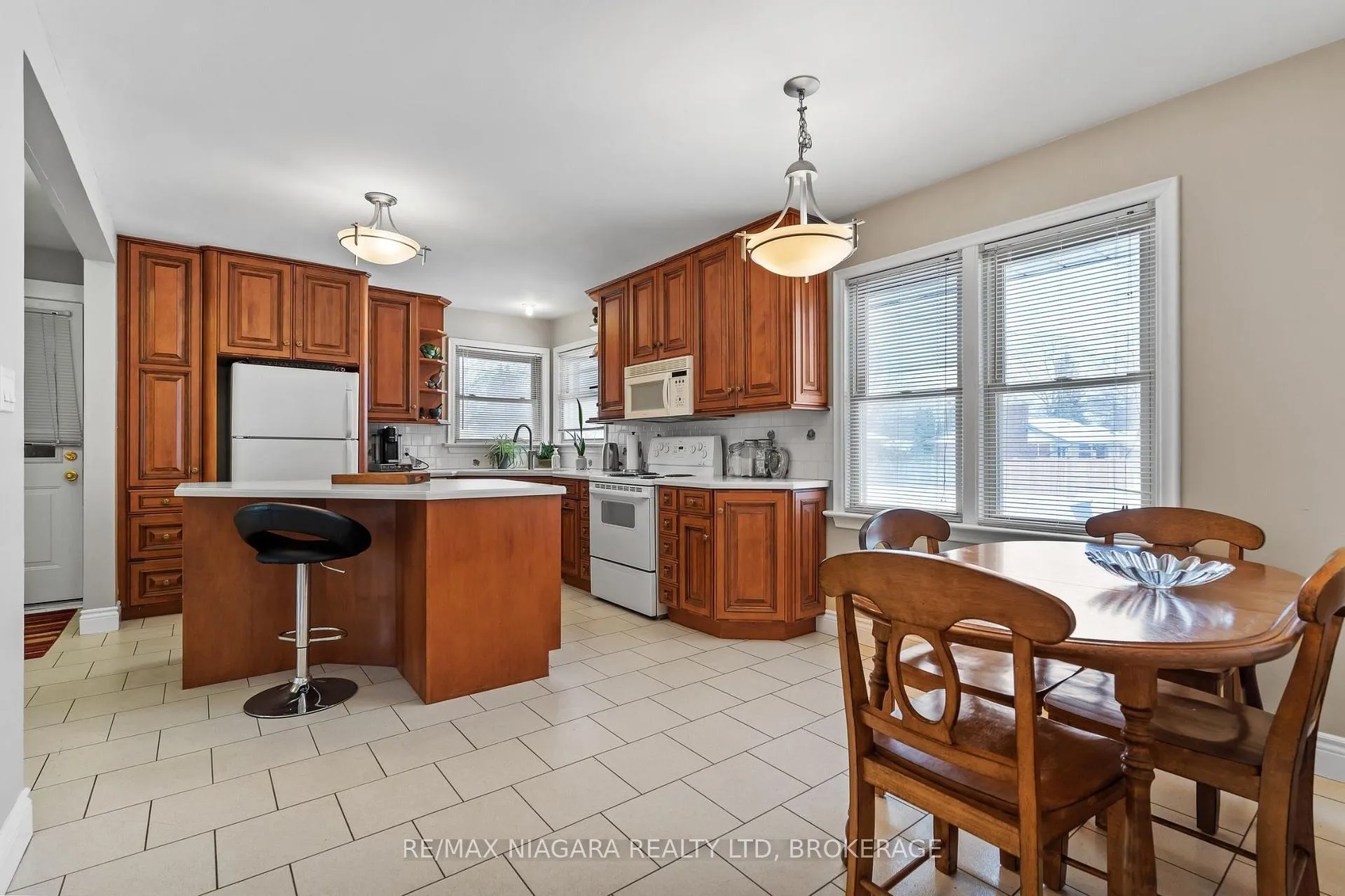 Photo 8 of 44 Albany Drive, St. Catharines, Lakeport — HOMEH