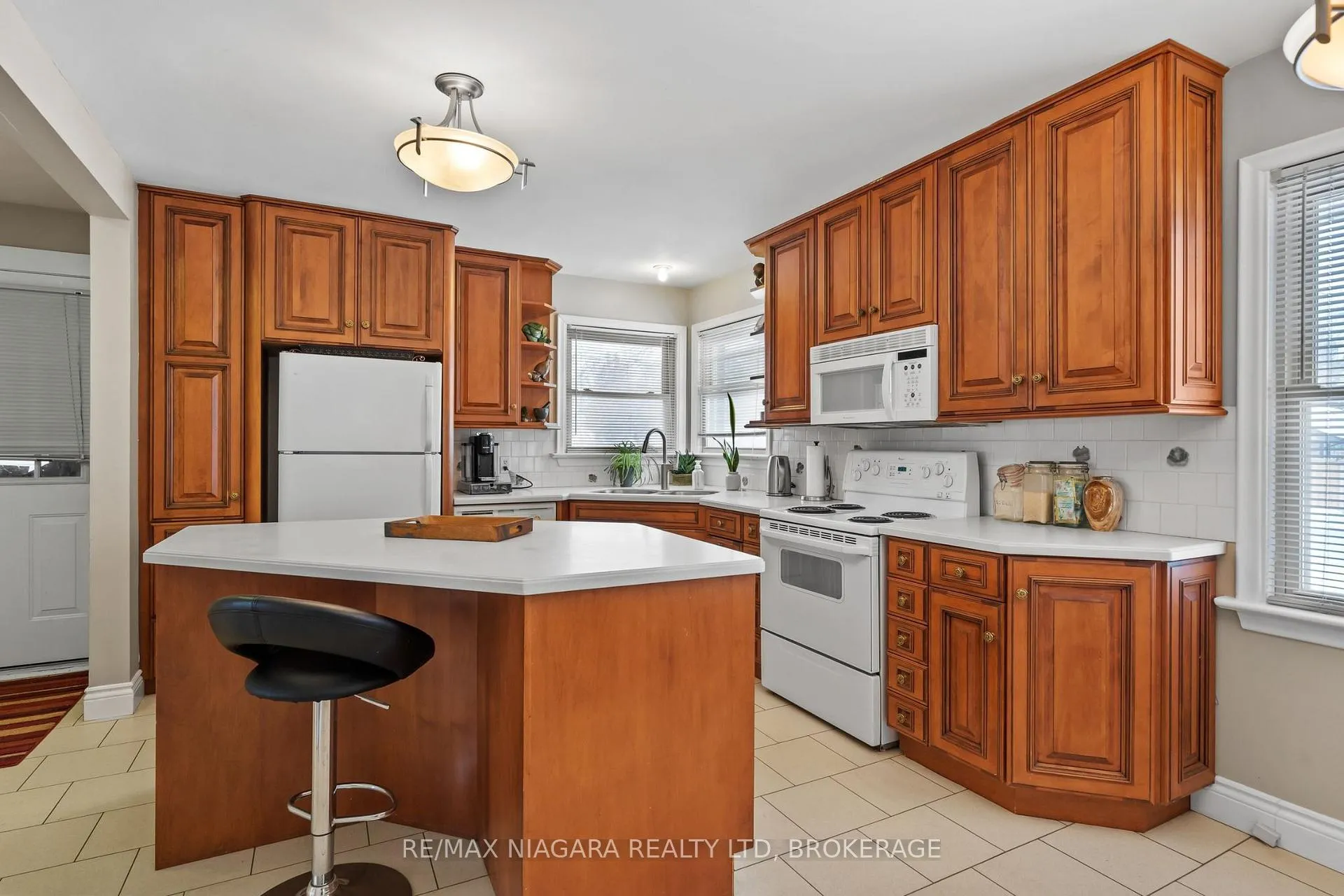 Photo 9 of 44 Albany Drive, St. Catharines, Lakeport — HOMEH