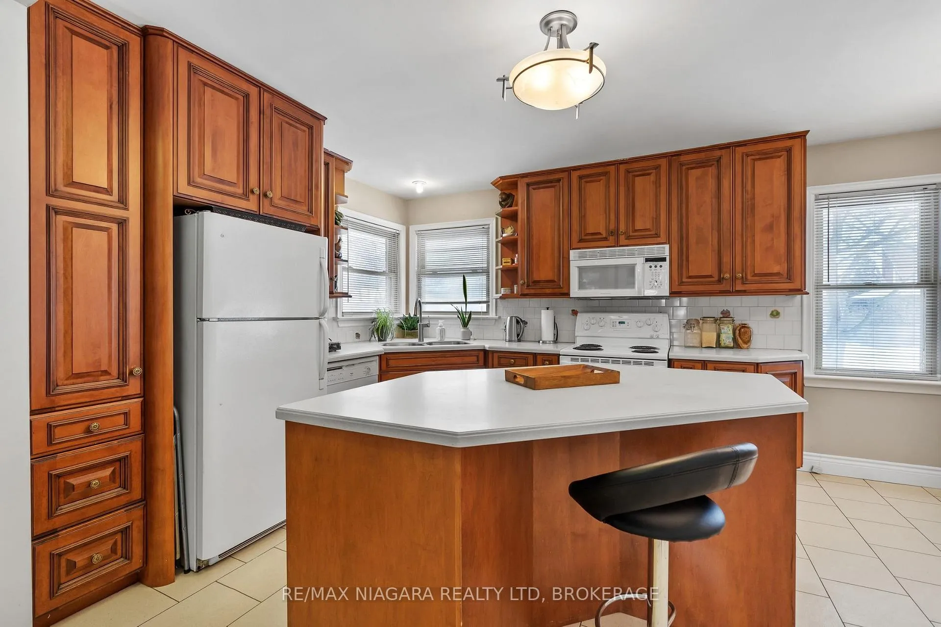 Photo 10 of 44 Albany Drive, St. Catharines, Lakeport — HOMEH
