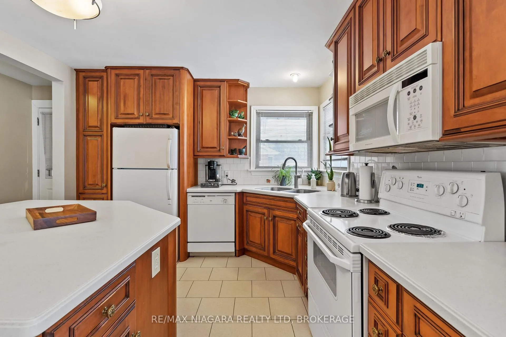 Photo 11 of 44 Albany Drive, St. Catharines, Lakeport — HOMEH