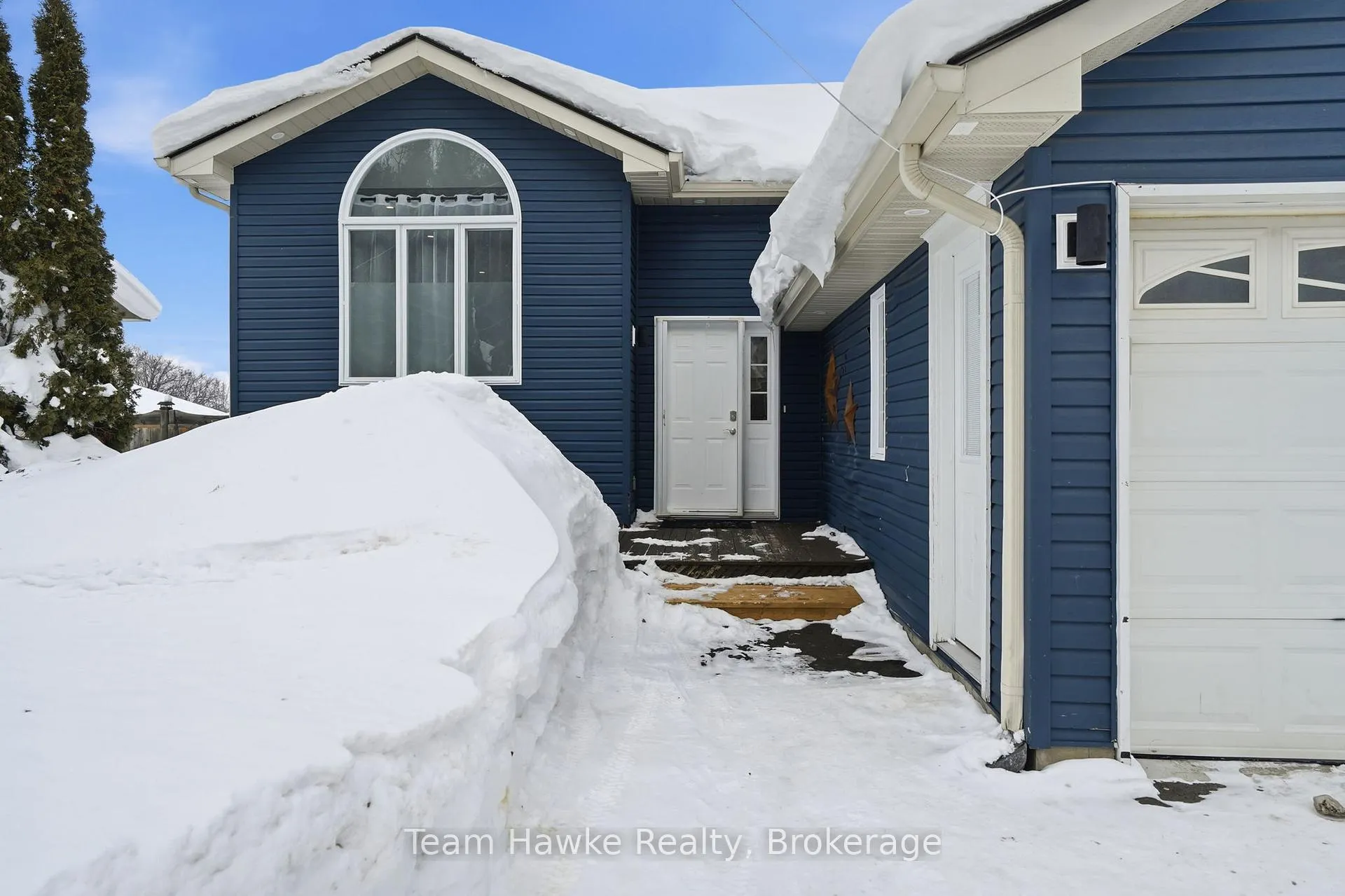 Photo 2 of 52 Mercer Crescent, Penetanguishene — HOMEH