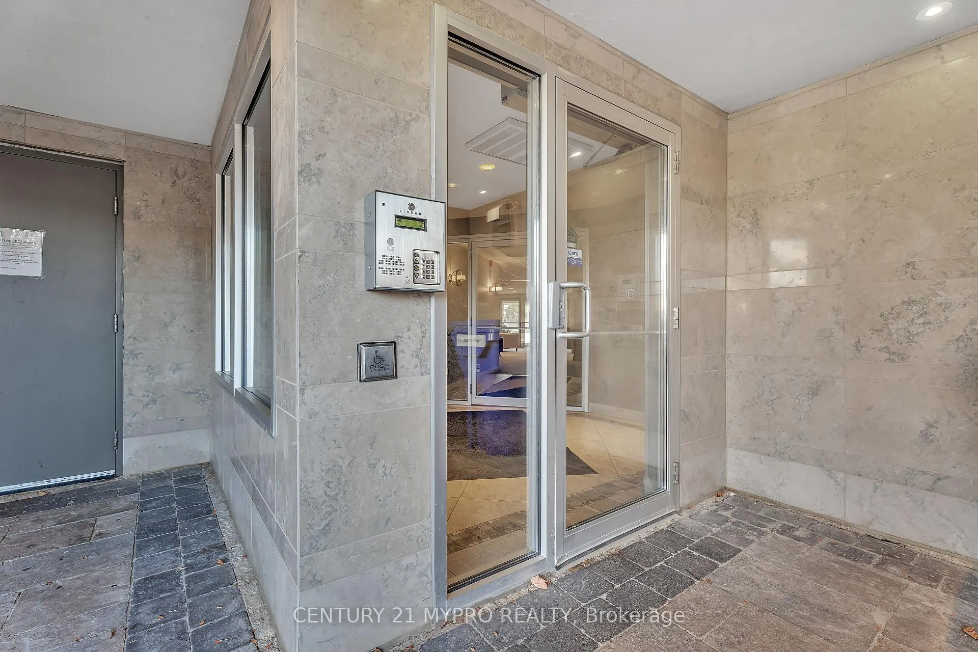 Photo 4 of Unit 410, 1 Jacksway Crescent, London, North G — HOMEH