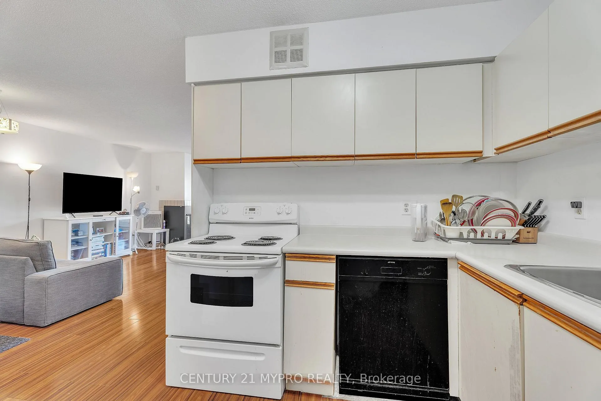 Photo 11 of Unit 410, 1 Jacksway Crescent, London, North G — HOMEH