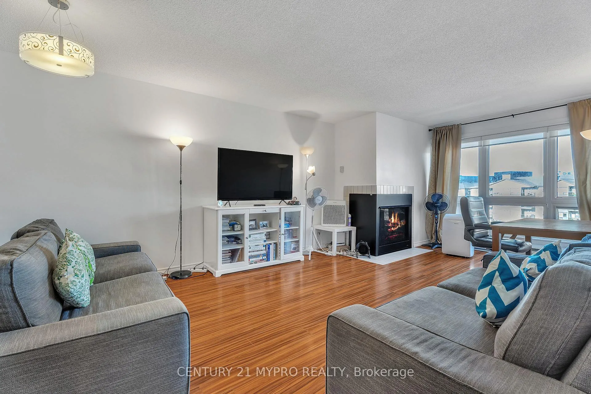 Photo 13 of Unit 410, 1 Jacksway Crescent, London, North G — HOMEH