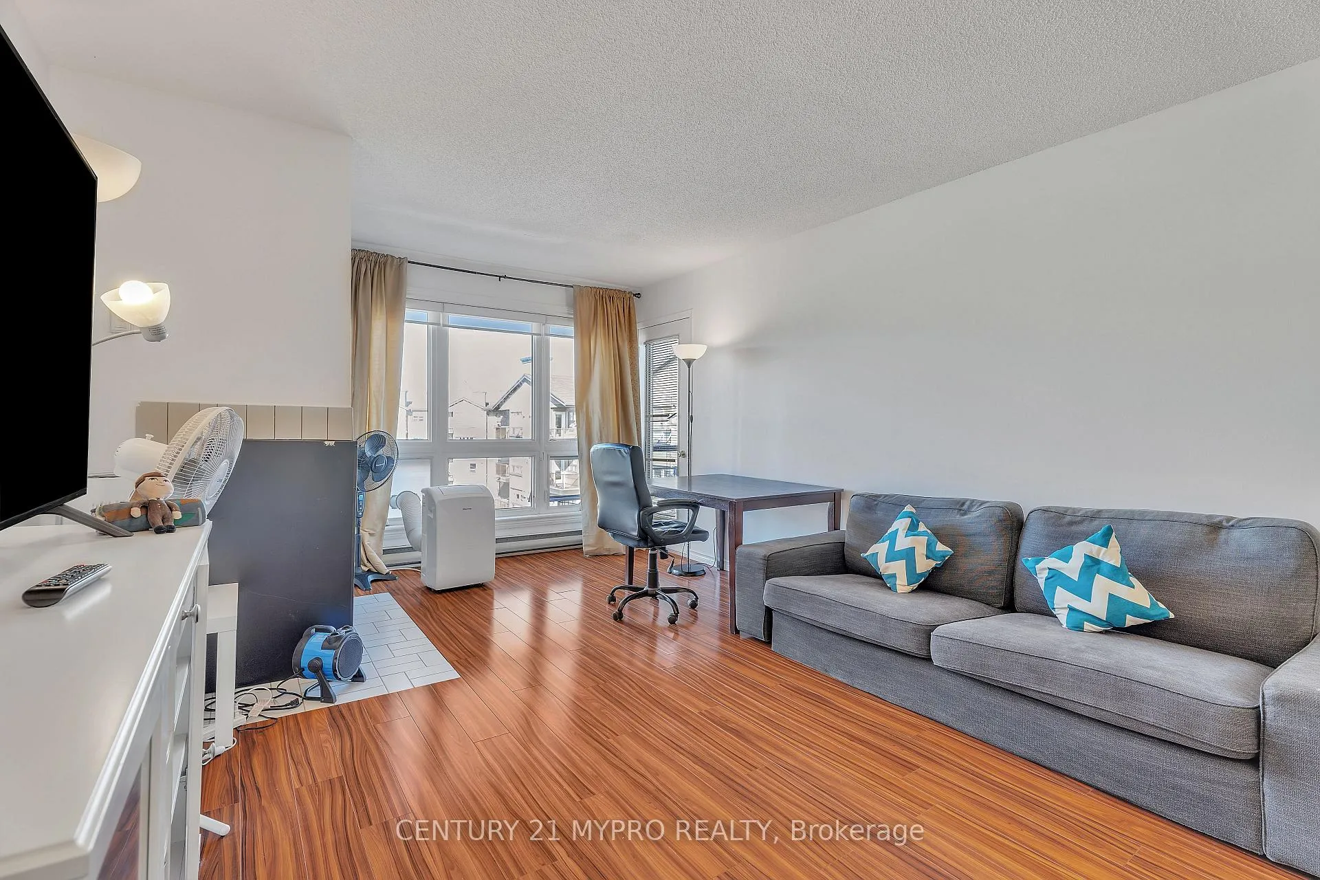 Photo 14 of Unit 410, 1 Jacksway Crescent, London, North G — HOMEH