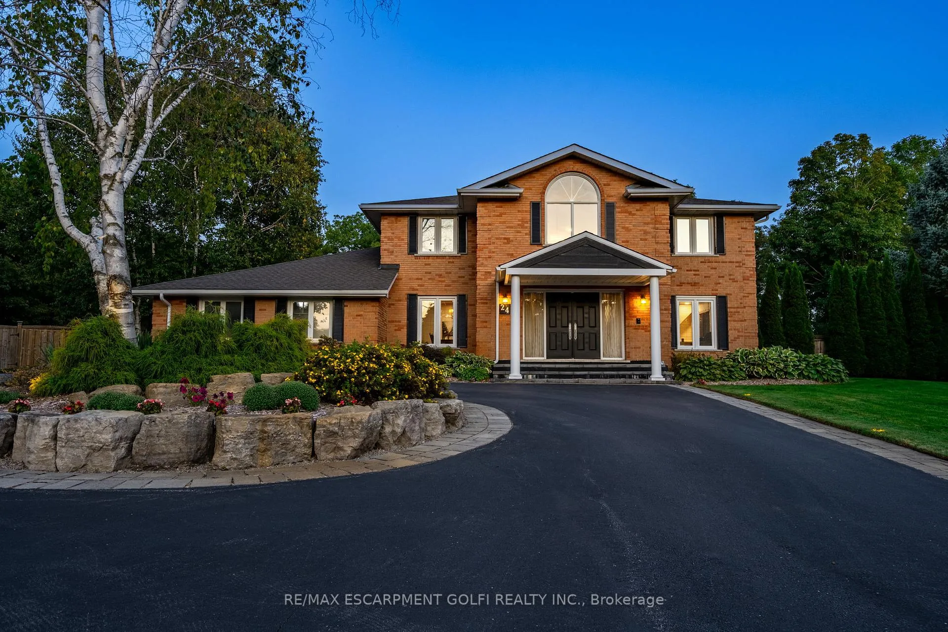 Photo 2 of 24 John Martin Crescent, Hamilton, Rural Flamborough — HOMEH