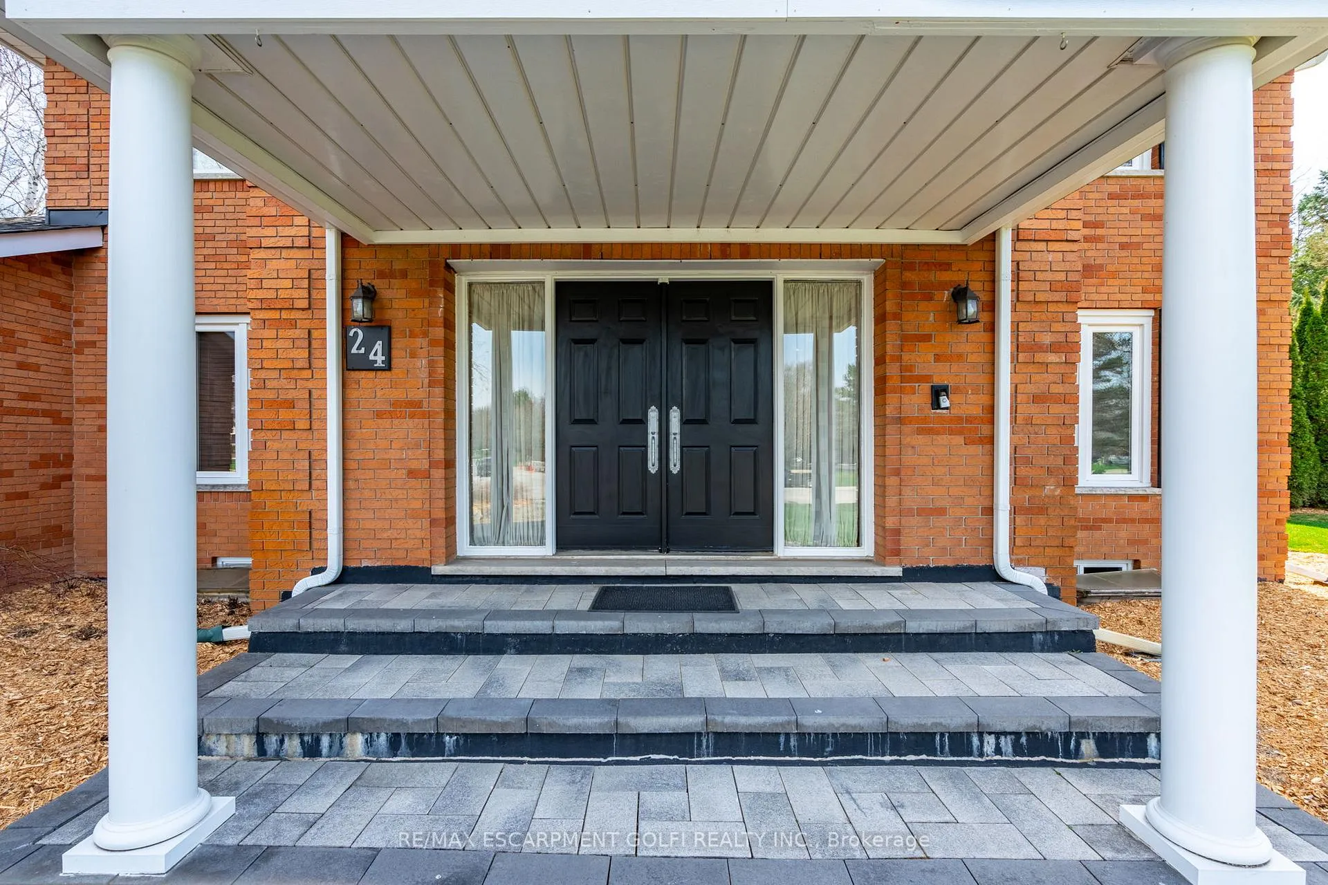 Photo 3 of 24 John Martin Crescent, Hamilton, Rural Flamborough — HOMEH