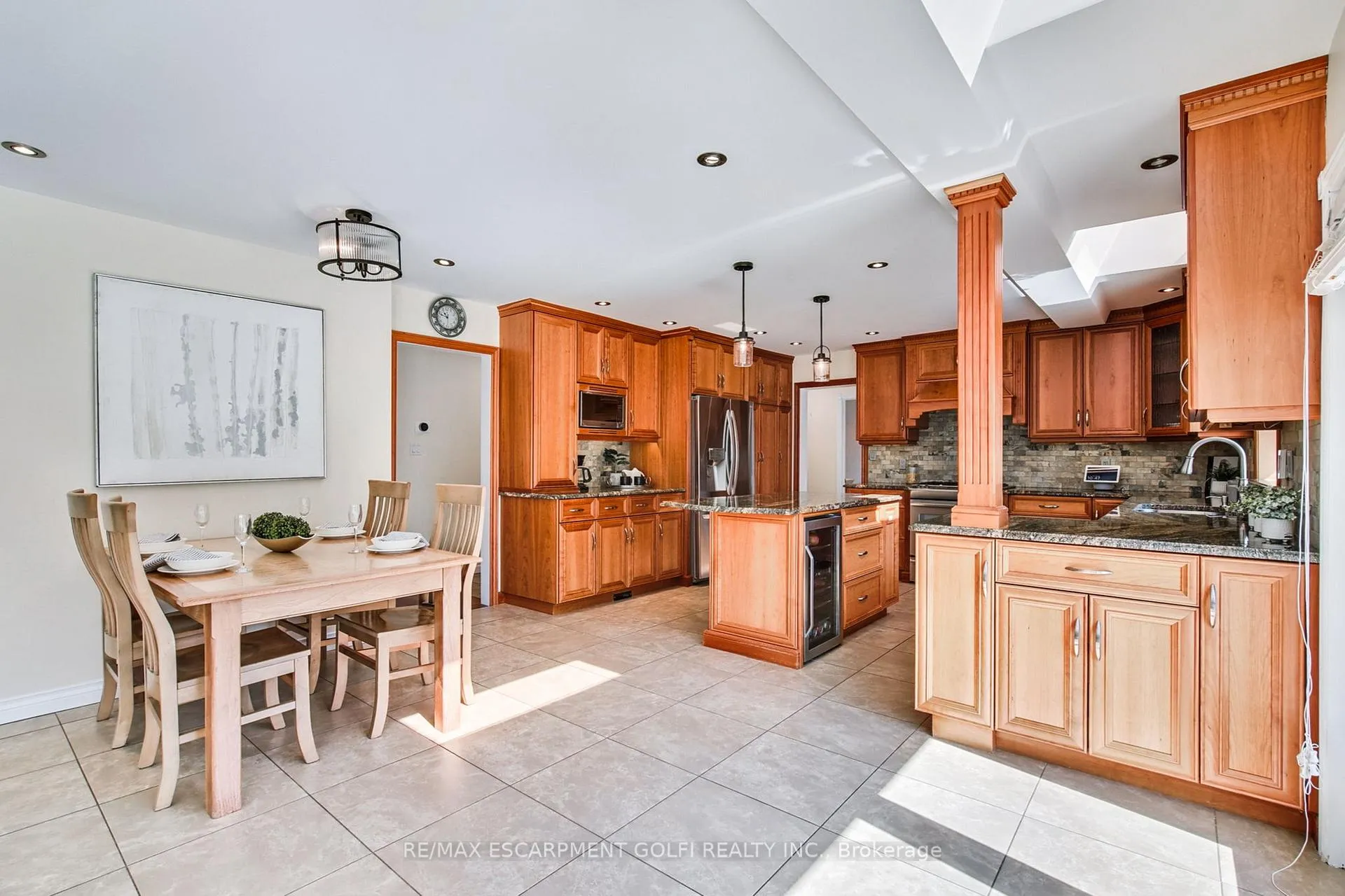 Photo 8 of 24 John Martin Crescent, Hamilton, Rural Flamborough — HOMEH