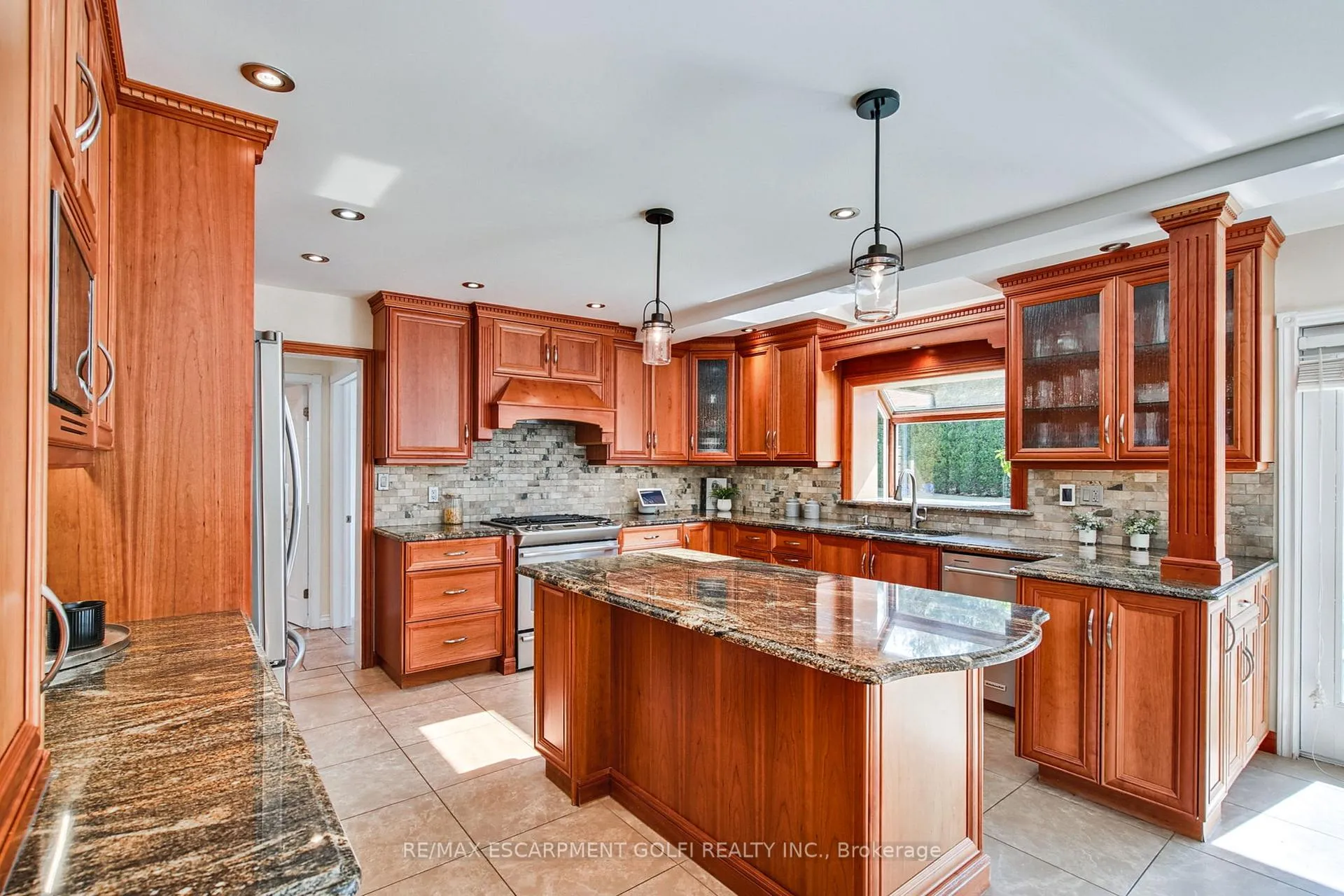 Photo 9 of 24 John Martin Crescent, Hamilton, Rural Flamborough — HOMEH