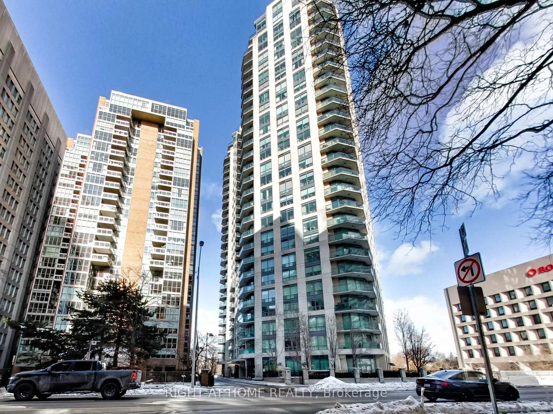 Front of Unit 711, 300 Bloor Street E