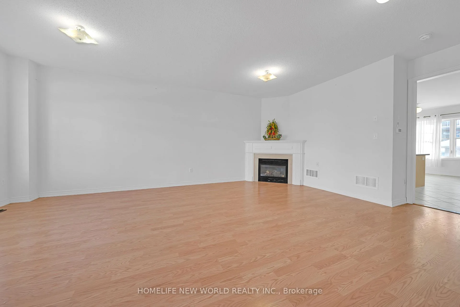 Photo 2 of 121 Christian Ritter Drive, Markham, Berczy — HOMEH
