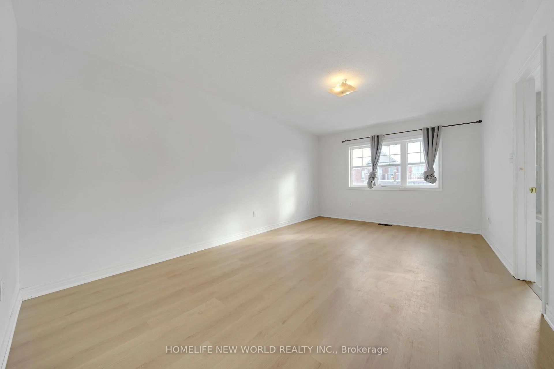 Photo 12 of 121 Christian Ritter Drive, Markham, Berczy — HOMEH