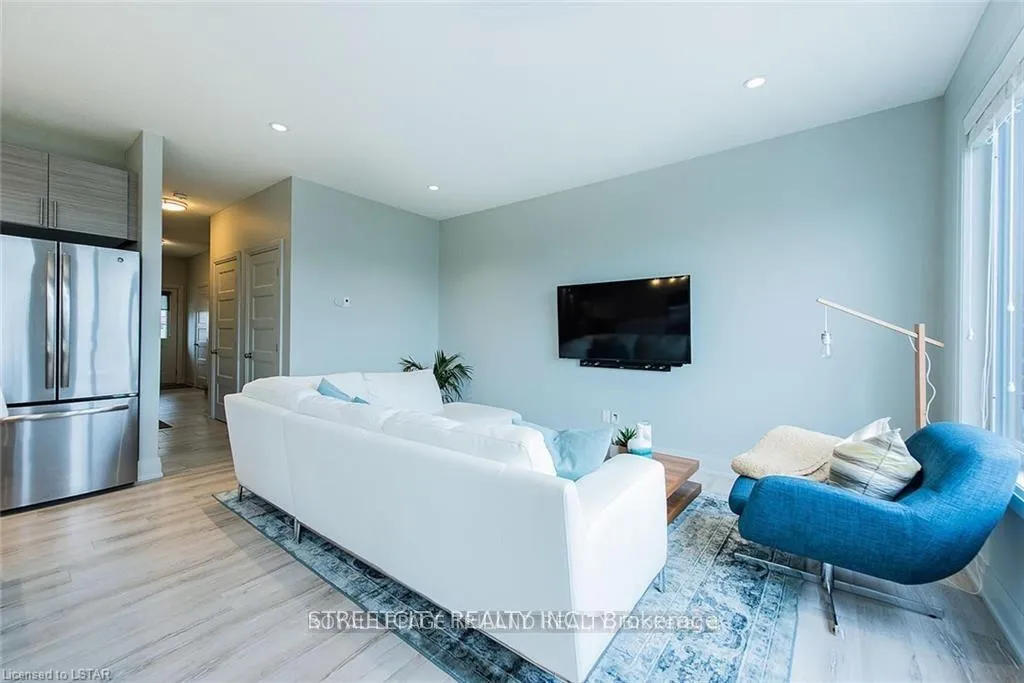 Photo 7 of Unit 100, 3025 Singleton Avenue W, London, South W — HOMEH