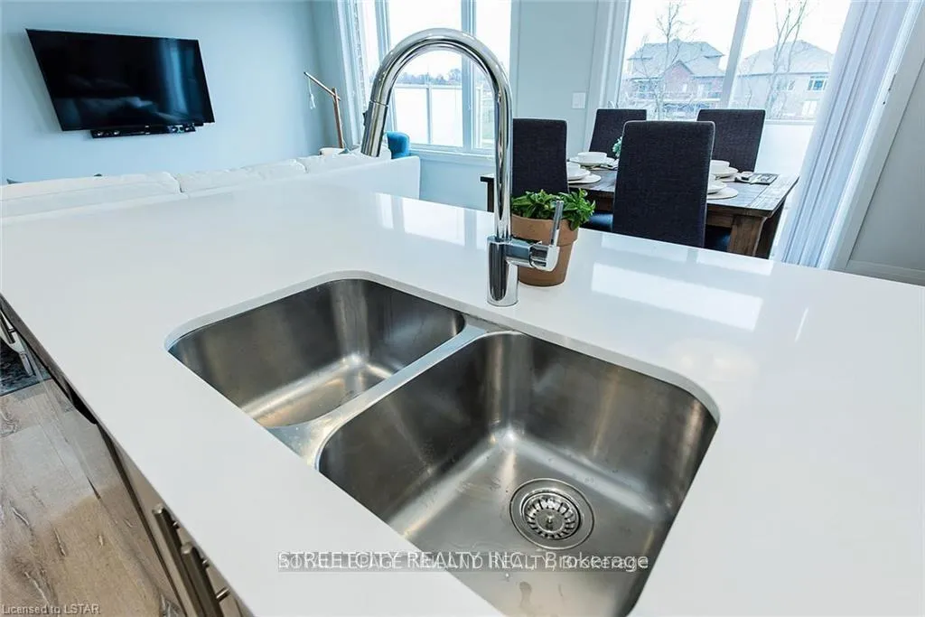 Photo 10 of Unit 100, 3025 Singleton Avenue W, London, South W — HOMEH