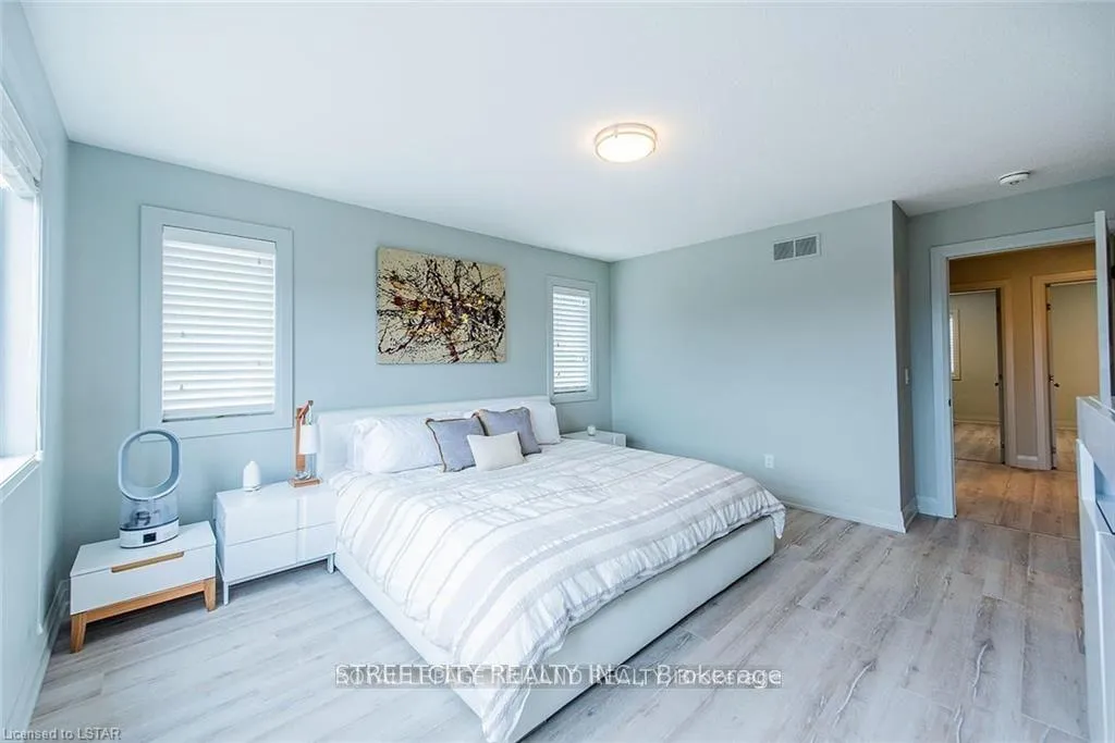 Photo 14 of Unit 100, 3025 Singleton Avenue W, London, South W — HOMEH