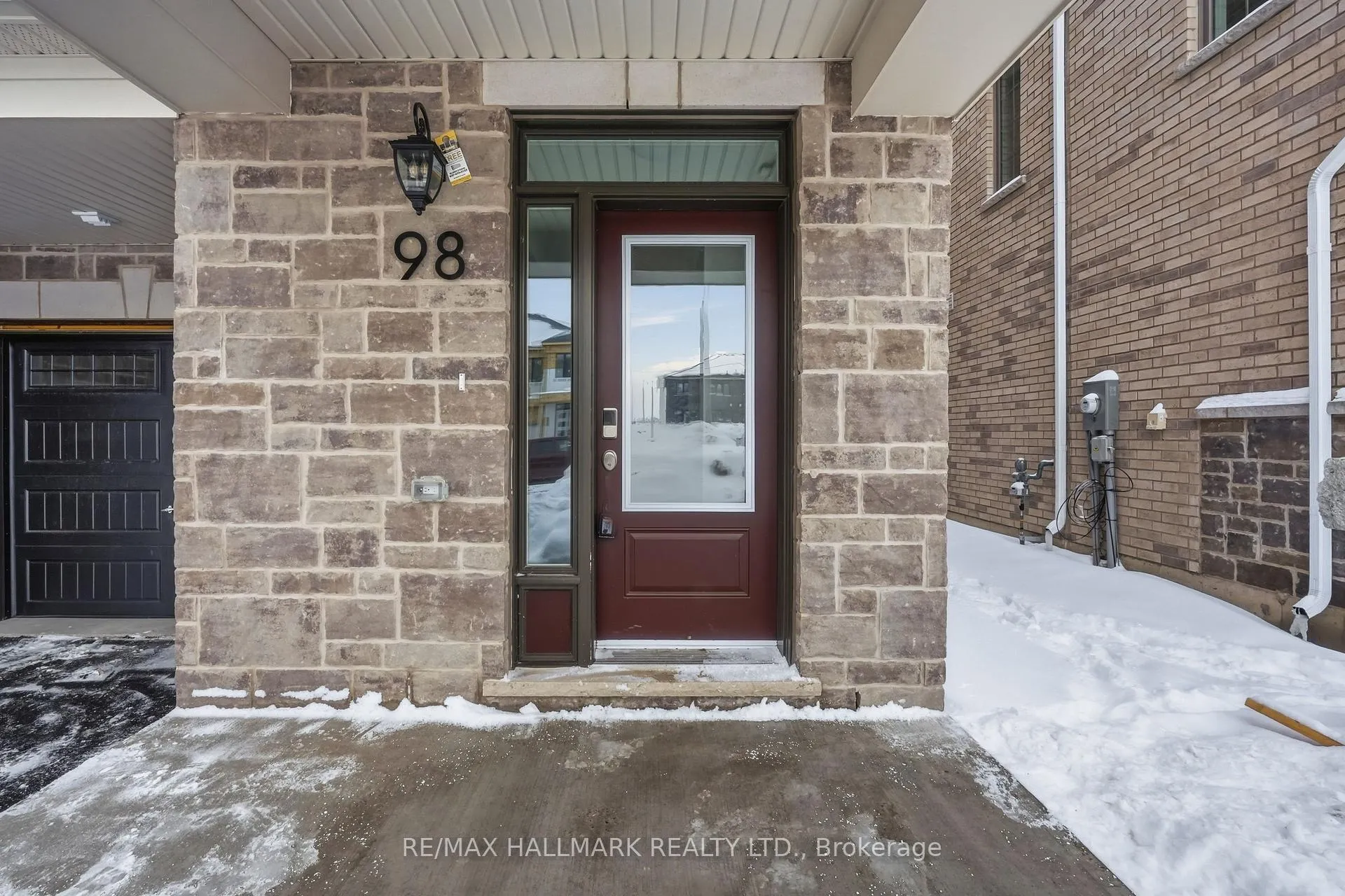 Photo 4 of 98 Yorkshire Drive E, Barrie, Rural Barrie Southeast — HOMEH