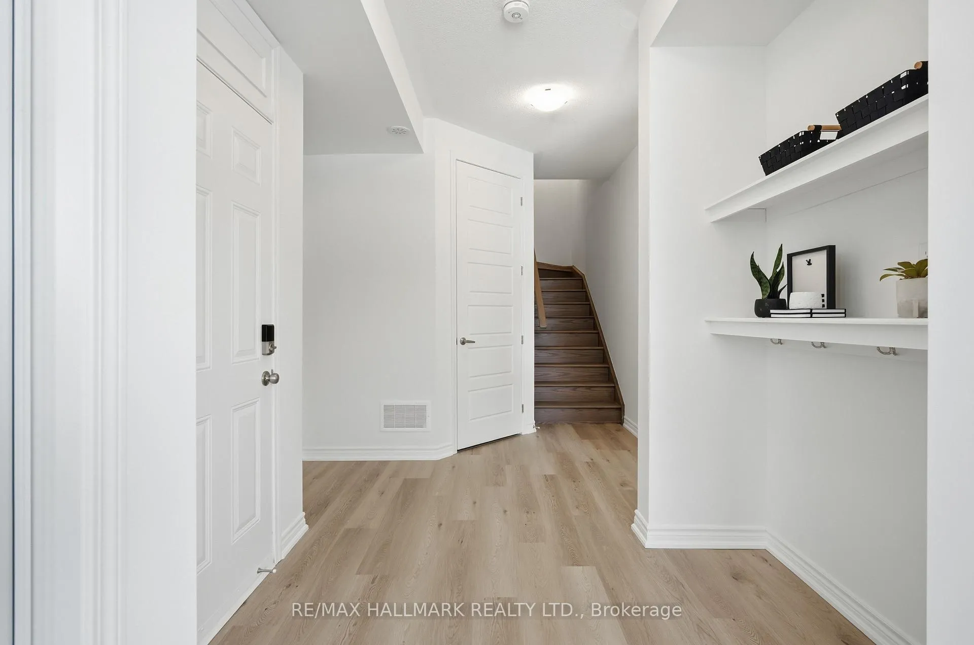 Photo 6 of 98 Yorkshire Drive E, Barrie, Rural Barrie Southeast — HOMEH