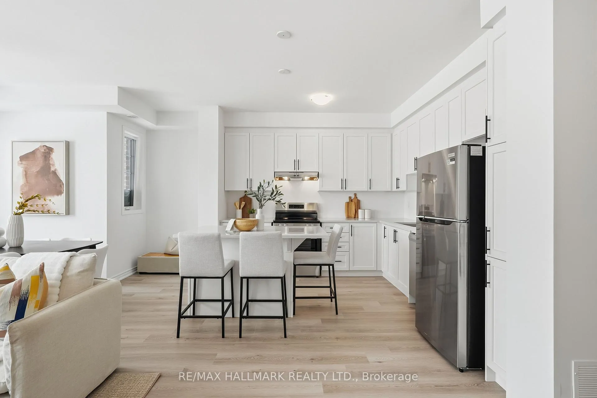 Photo 10 of 98 Yorkshire Drive E, Barrie, Rural Barrie Southeast — HOMEH