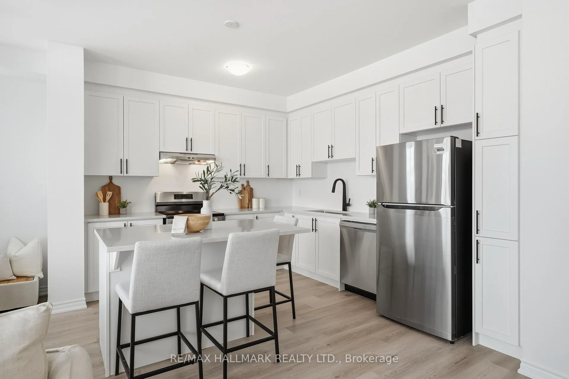 Photo 11 of 98 Yorkshire Drive E, Barrie, Rural Barrie Southeast — HOMEH