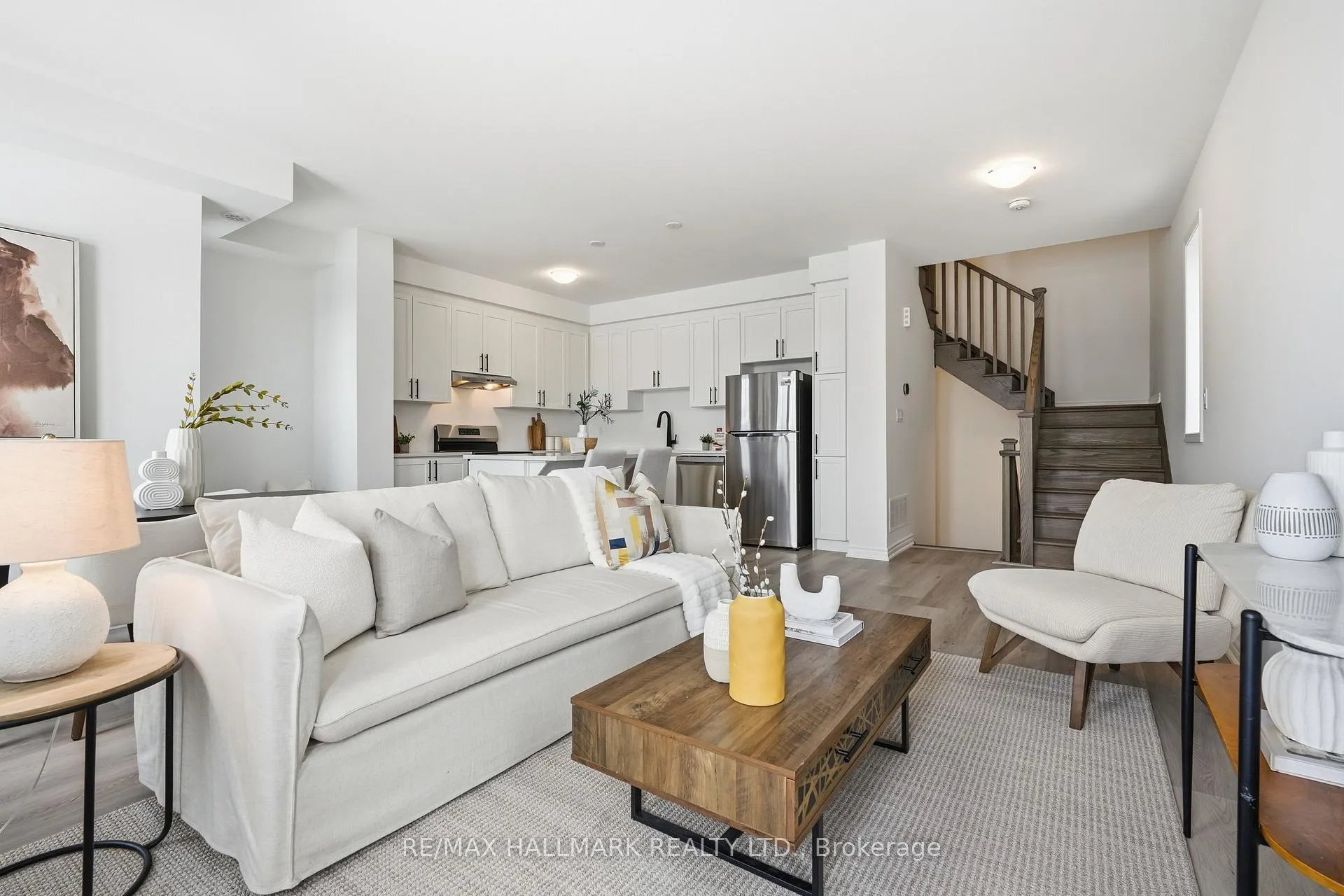 Photo 13 of 98 Yorkshire Drive E, Barrie, Rural Barrie Southeast — HOMEH