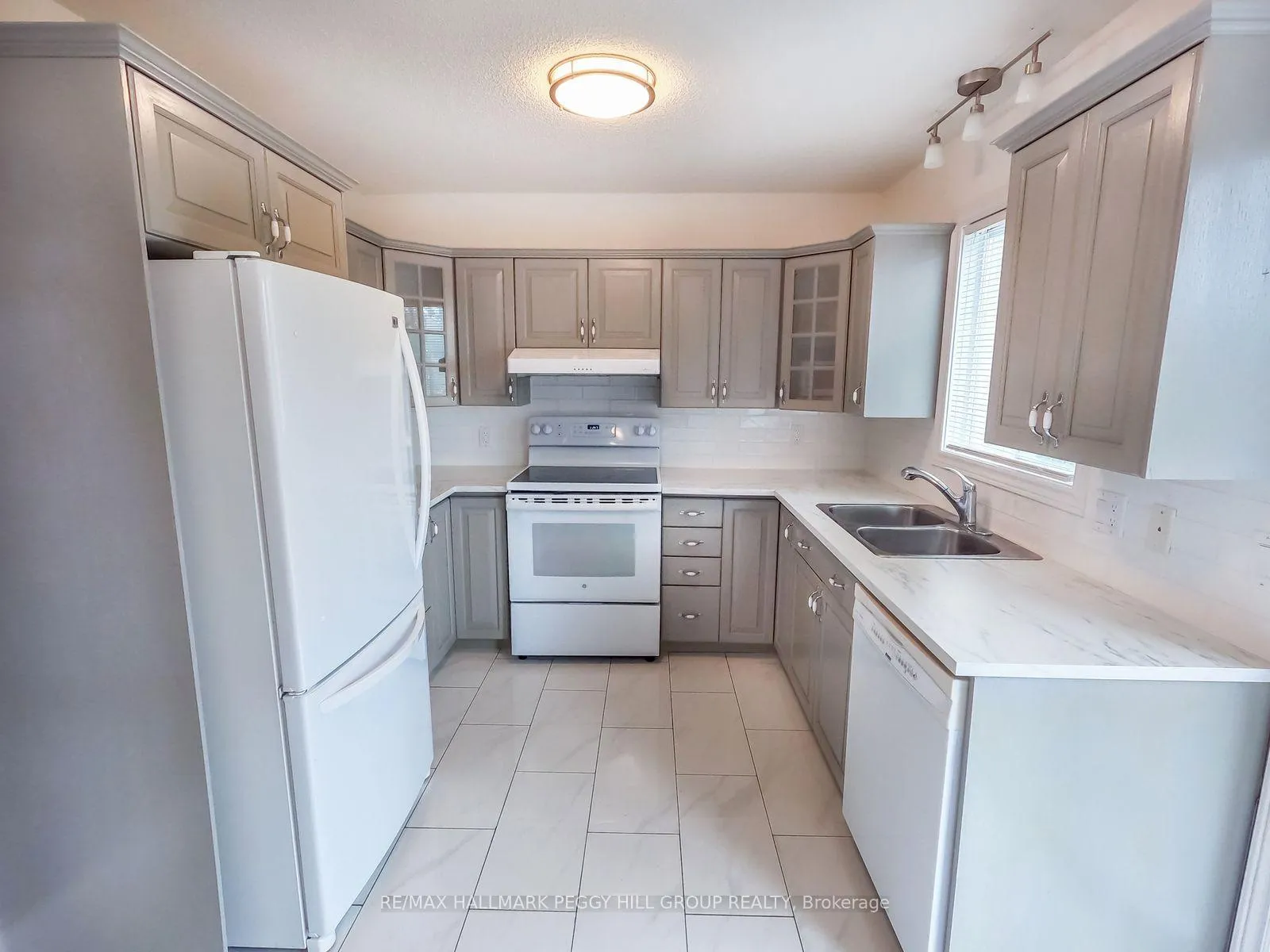 Photo 3 of 42 Royal Beech Drive, Wasaga Beach — HOMEH
