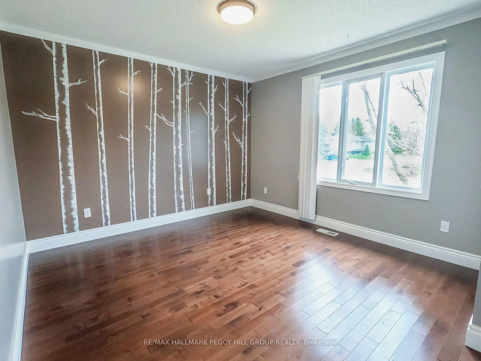 Photo 5 of 42 Royal Beech Drive, Wasaga Beach — HOMEH
