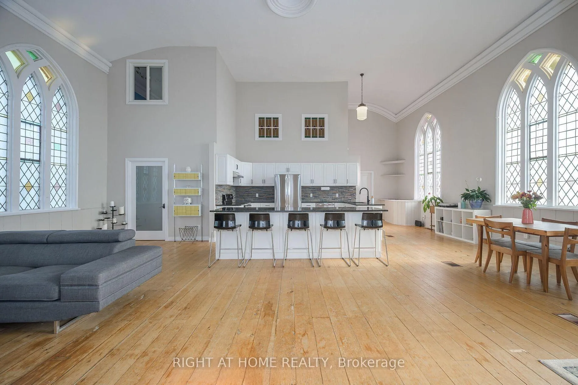 Photo 2 of 3318 Dundas Street, Burlington, Headon — HOMEH